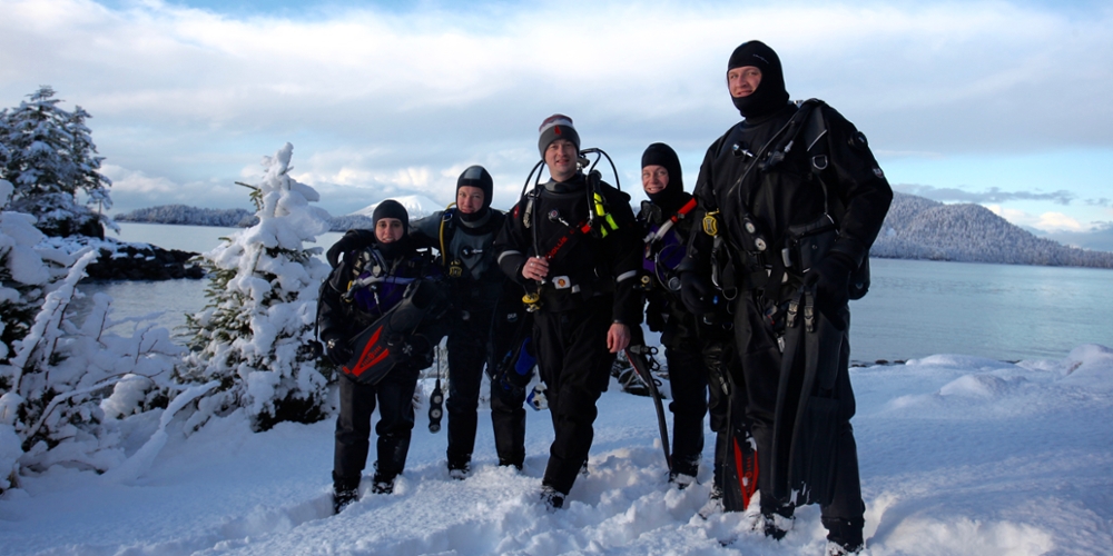 Student group gets ready for a winter dive